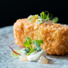 Veganer Fried Pasta Cake mit Kräuterdip